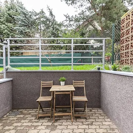Peaceful & Quiet Flat Near Park + Parking 公寓 *